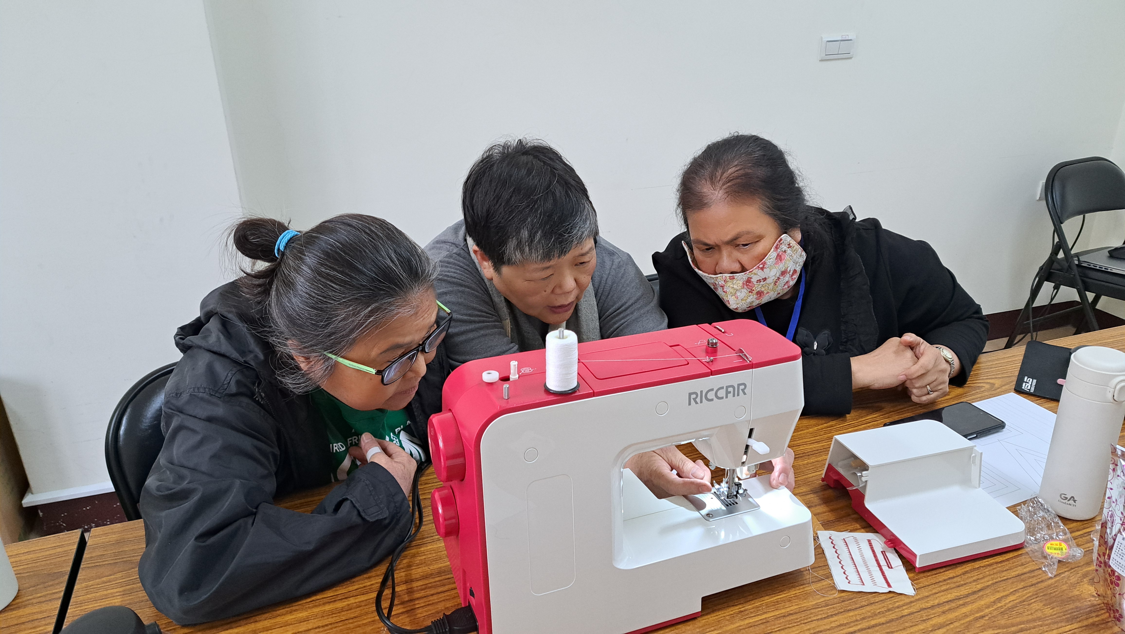 阿淑姐（右）專注聽著老師指導，盼習得技藝、提升收入。