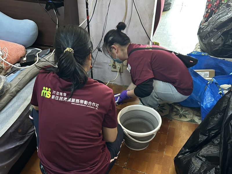 從被接住到溫暖他人：新住民媽媽陪脆弱家庭「掃」出新生活(標題圖檔)