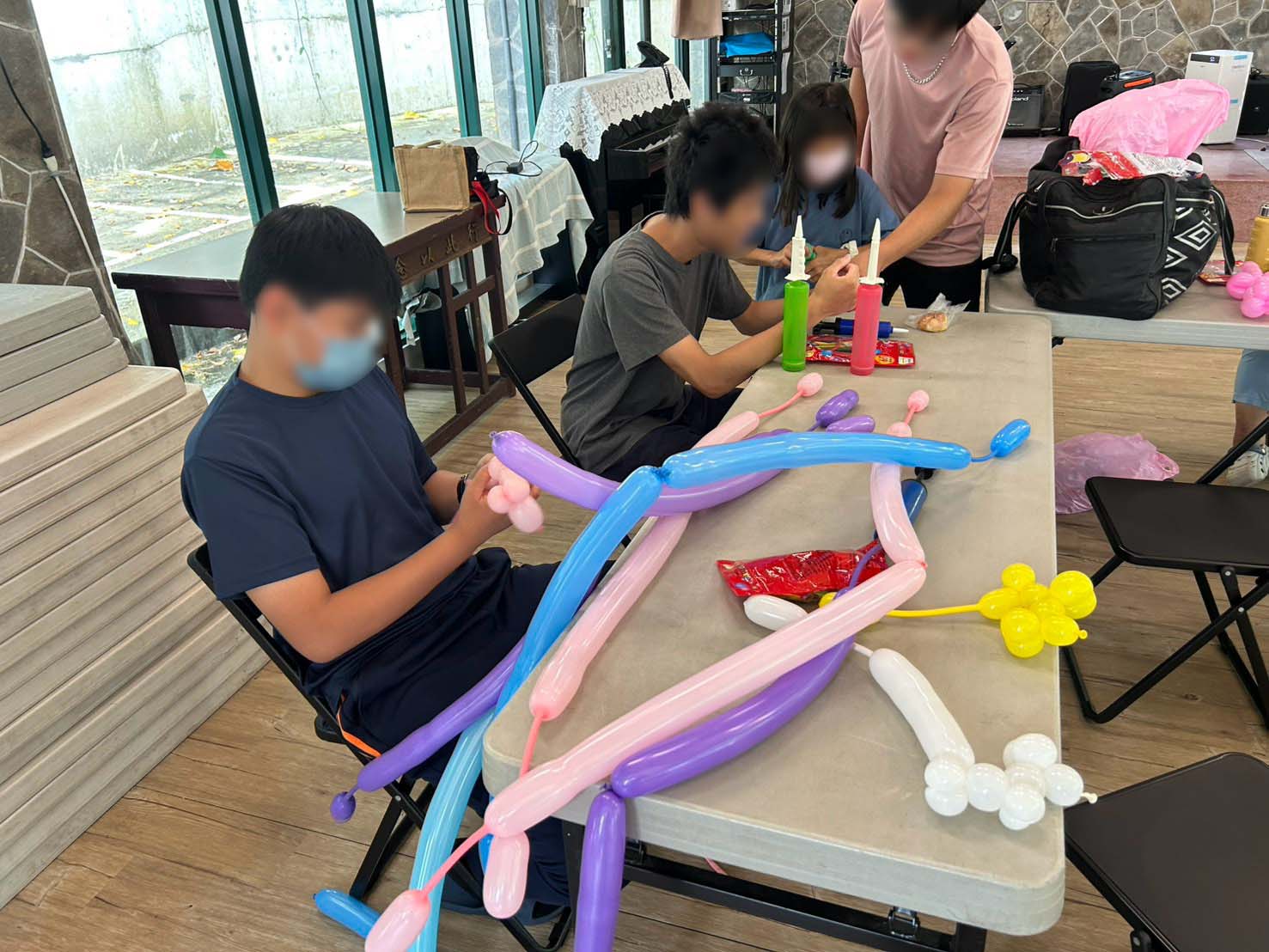 在愛心育幼院教堂裡玩出繽紛與笑聲(標題圖檔)