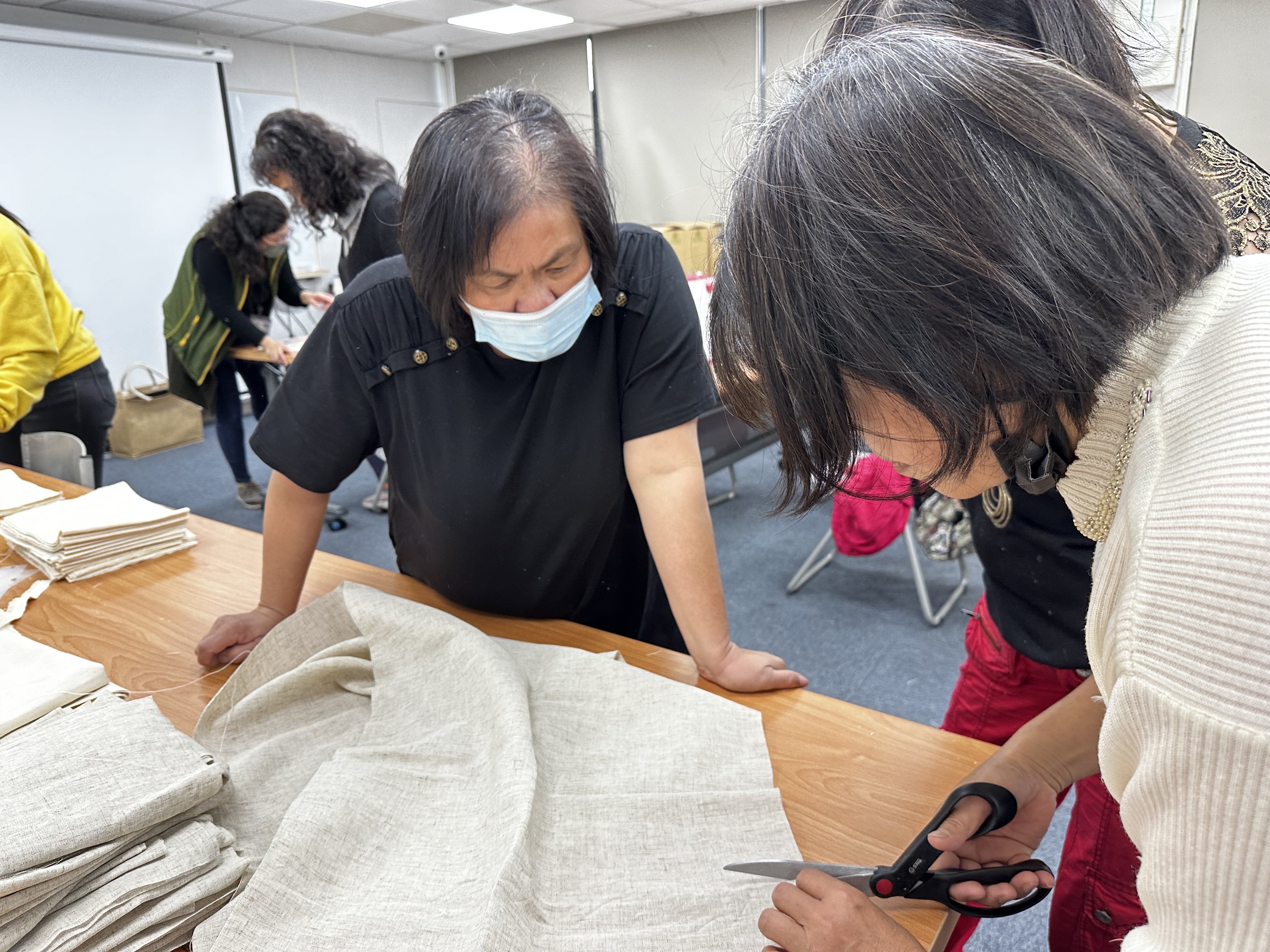 等了兩年的縫紉夢！阿淑姐重拾針線，縫起生活的希望(標題圖檔)