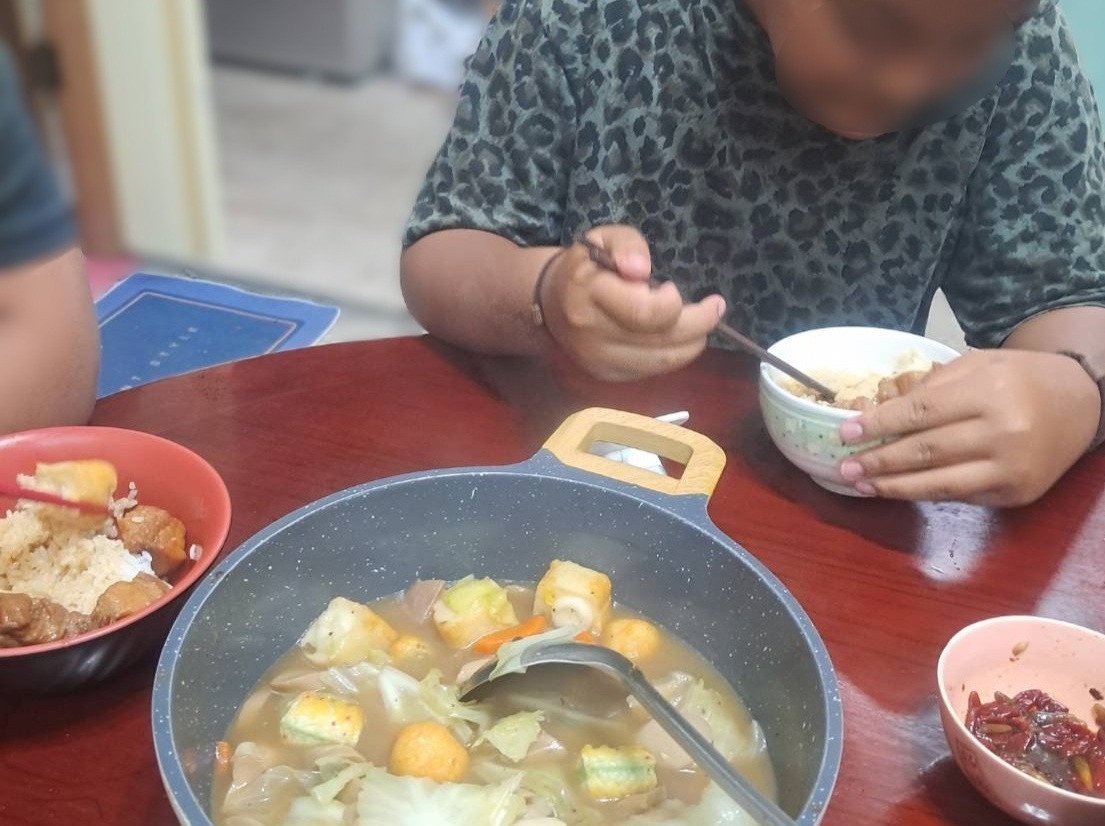 暖心熟食箱 讓愛準時開飯：守護脆弱家庭的餐桌溫度(標題圖檔)