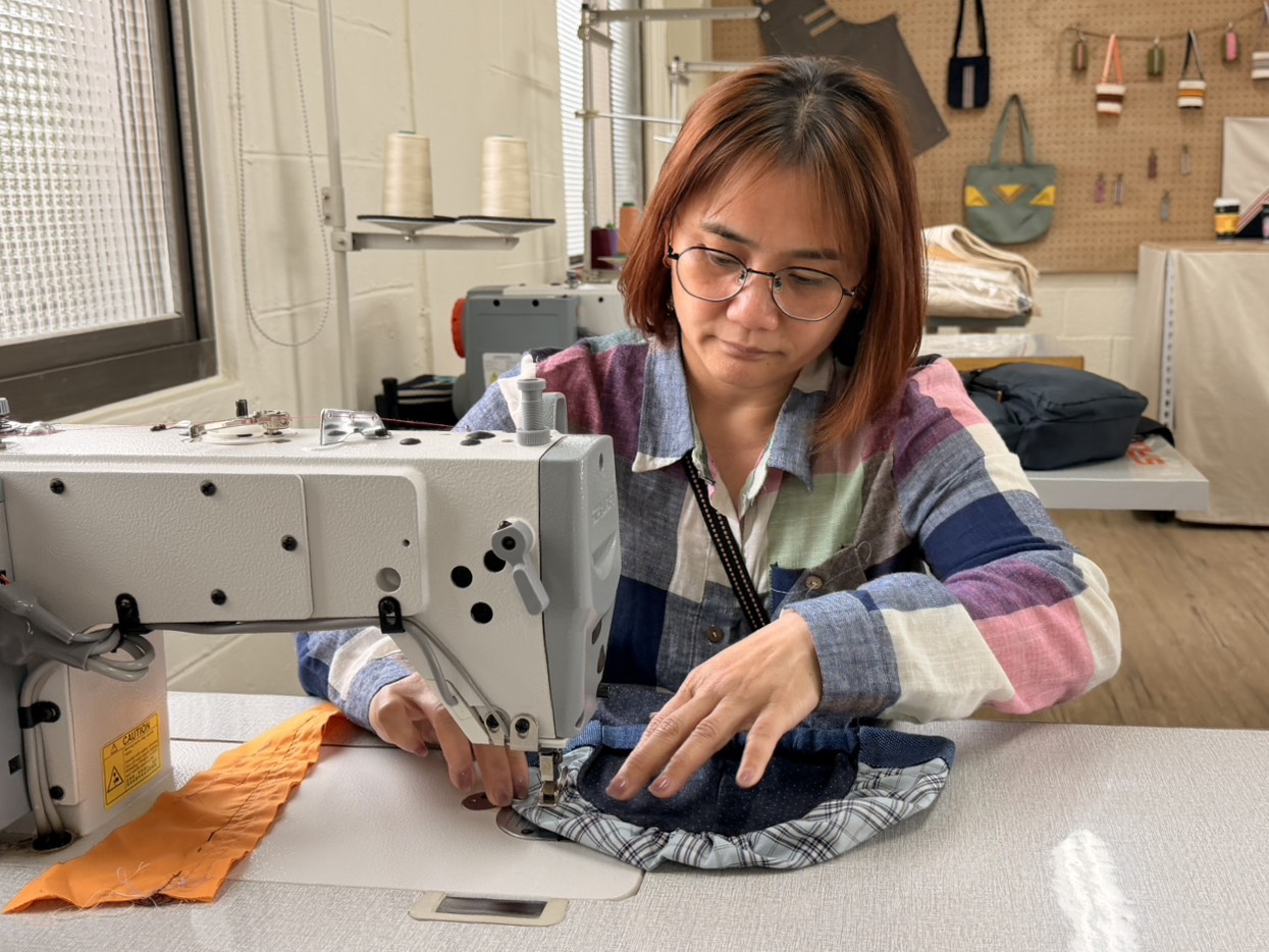 芥菜種會以工「帶振」 獲高林文創擴大捐贈縫紉機台　(標題圖檔)