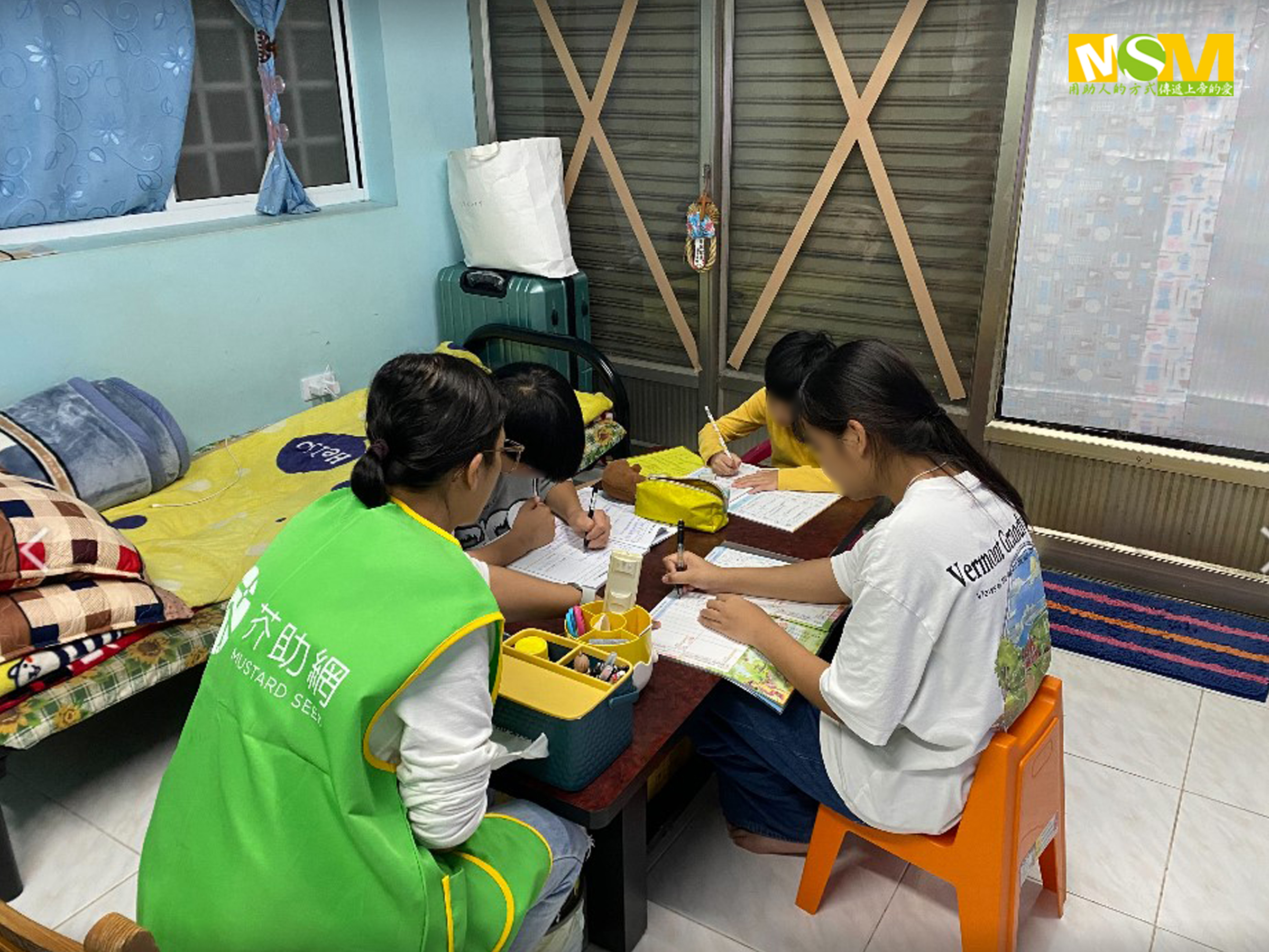 阿姨撐起四個孩子的家(標題圖檔)